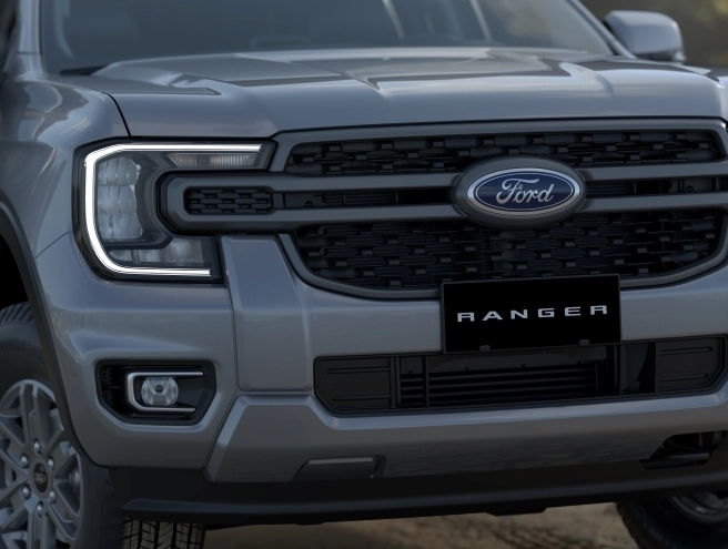 Mặt ca lăng Ford Ranger XLS 2.0L 4x2 với lưới tản nhiệt đen và đèn LED hình chữ C
