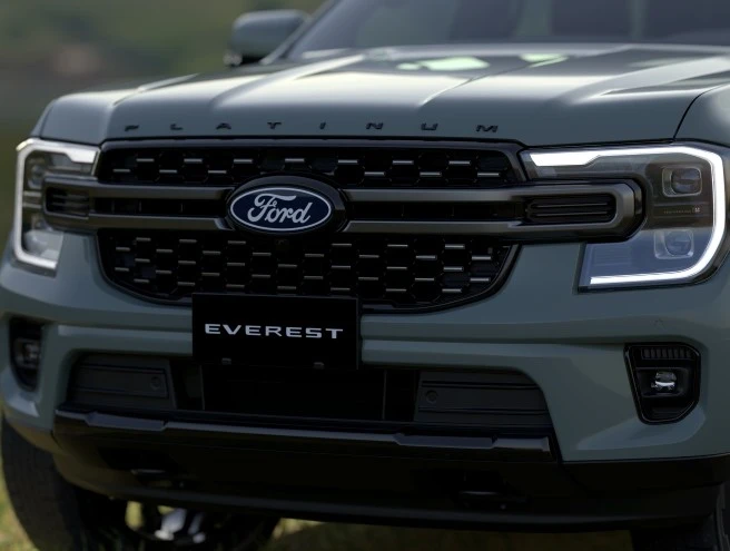 Mặt ca lăng Ford Everest Platinum+ 2.3L EcoBoost với lưới tản nhiệt Silk Chrome và đèn LED Matrix