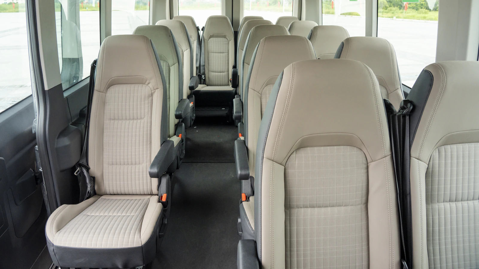 Không gian khoang hành khách 18 chỗ rộng rãi bên trong Ford Transit Premium+